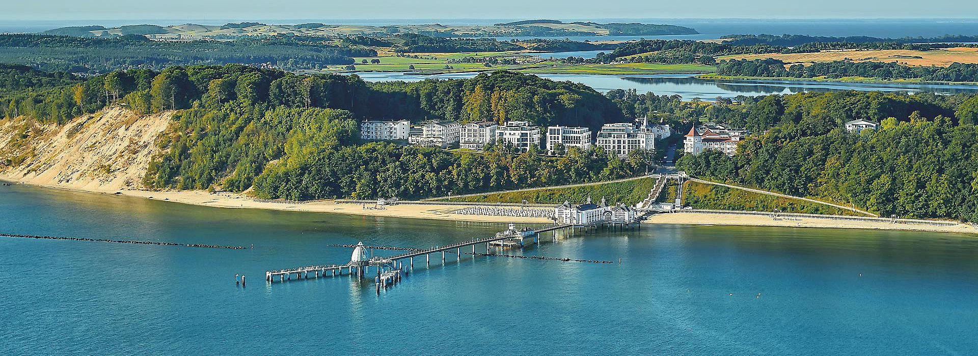Blick auf das Seeschloss Hotel Sellin von der Ostsee aus